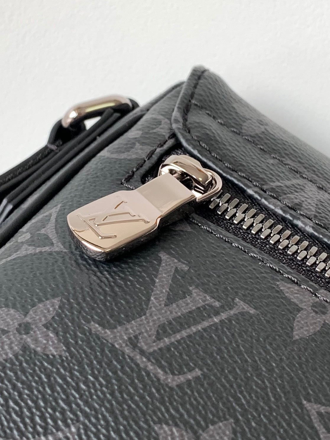 High Quality Luxury Louis Vuitton District PM LV M46255 product detail