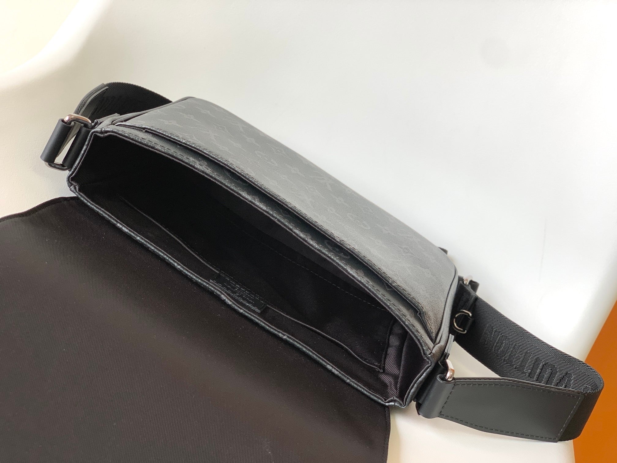 High Quality Luxury Louis Vuitton District PM LV M46255 product detail
