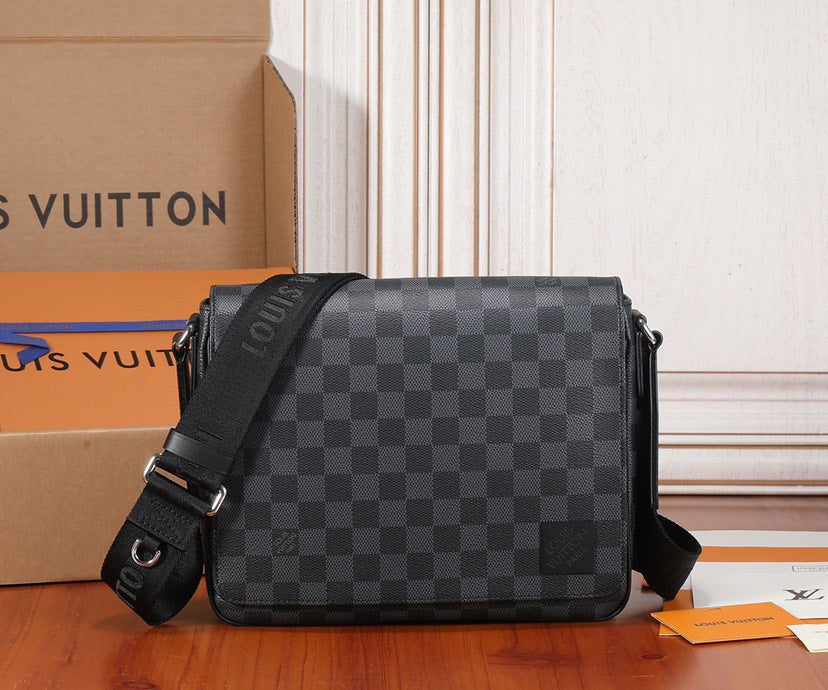 High Quality Luxury Louis Vuitton District PM LV N42710