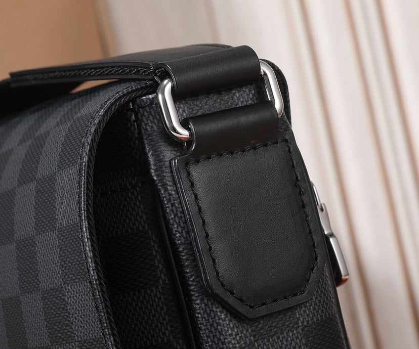 High Quality Luxury Louis Vuitton District PM LV N42710 product detail