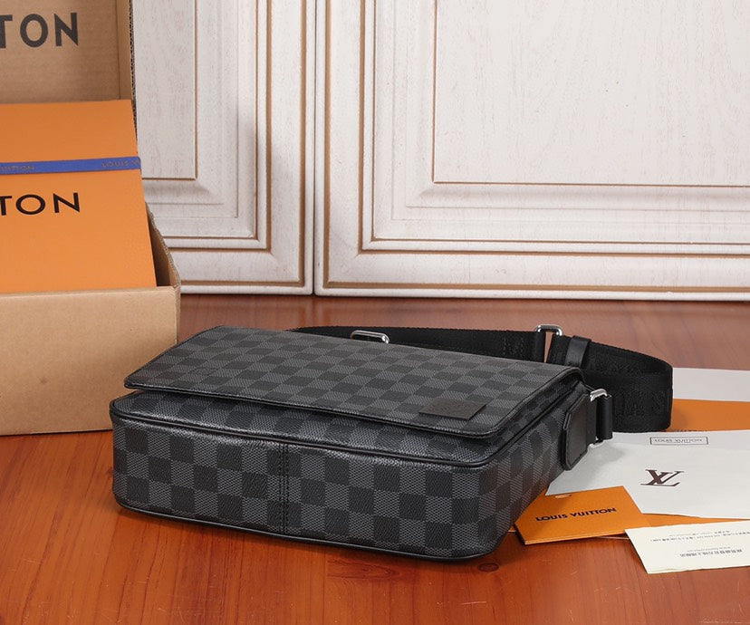 High Quality Luxury Louis Vuitton District PM LV N42710 product detail