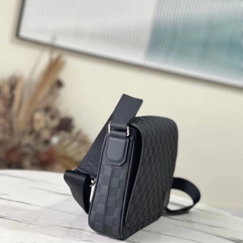 High Quality Luxury Louis Vuitton District PM LV N42711 alternate view