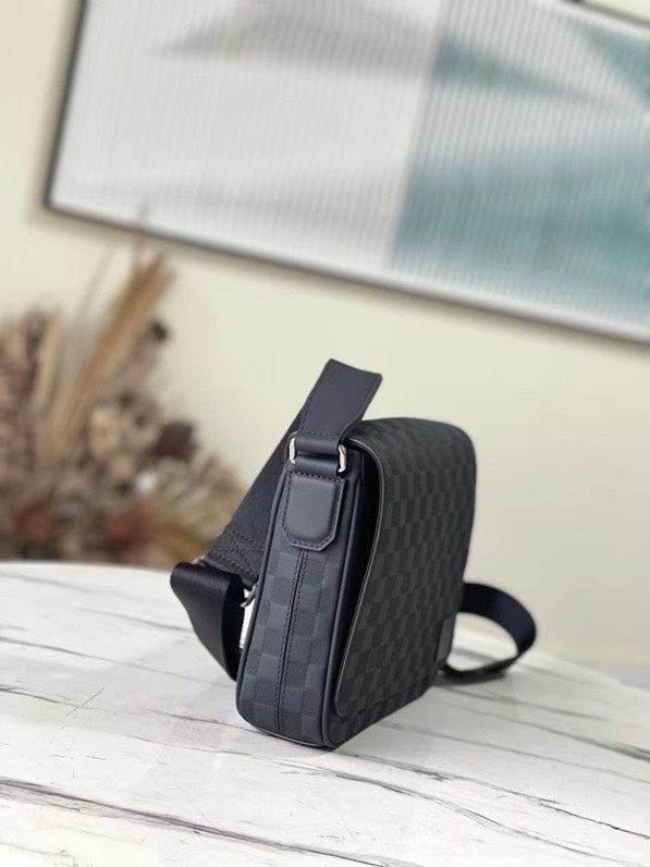High Quality Luxury Louis Vuitton District PM LV N42711 product detail