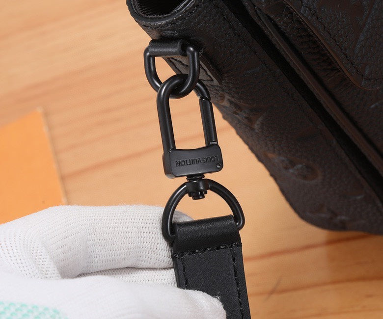 High Quality Luxury Louis Vuitton S-Lock Vertical Wearable LV Wallet M81524 product detail