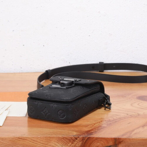 High Quality Luxury Louis Vuitton S-Lock Vertical Wearable LV Wallet M81524 product detail