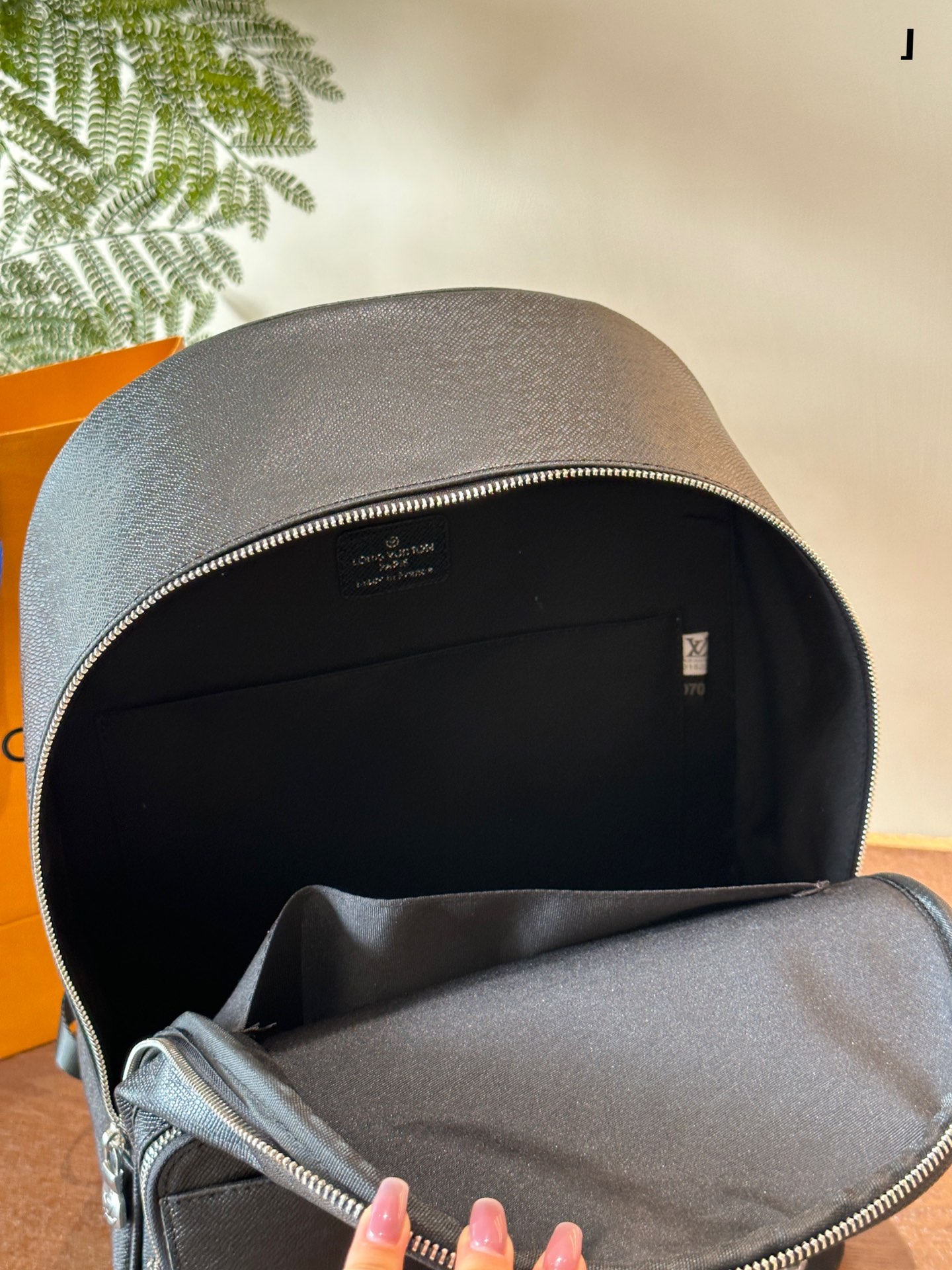 High Quality Luxury Louis Vuitton -Alex Backpack M30258 product detail