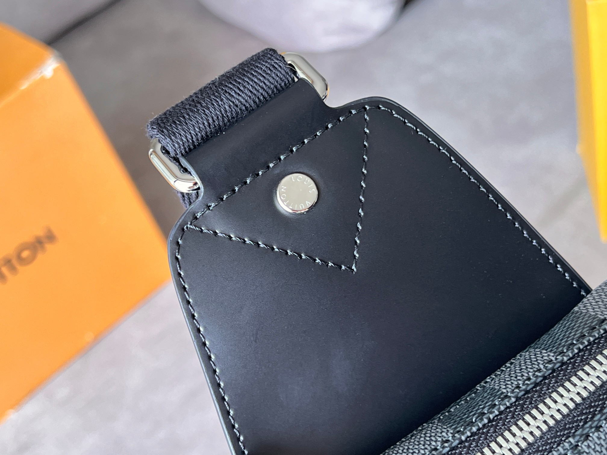 High Quality Luxury Louis Vuitton Avenue Sling Bag Monogram Damier product detail