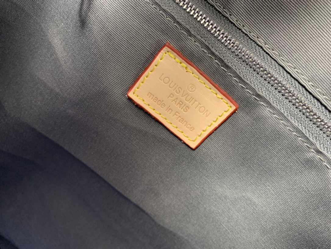High Quality Luxury Louis Vuitton Christopher PM M58756 product detail