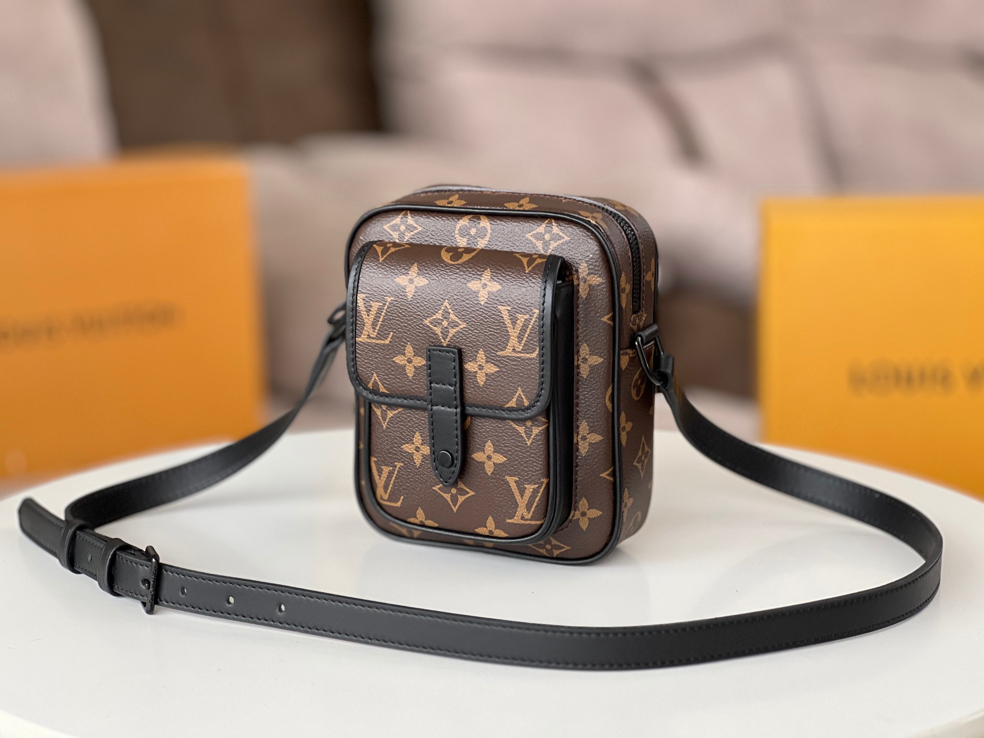 High Quality Luxury Louis Vuitton Christopher Wearable Wallet M69404 product detail