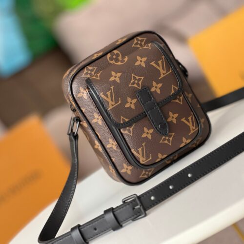 Louis Vuitton Christopher Wearable Wallet M69404 product photo 3
