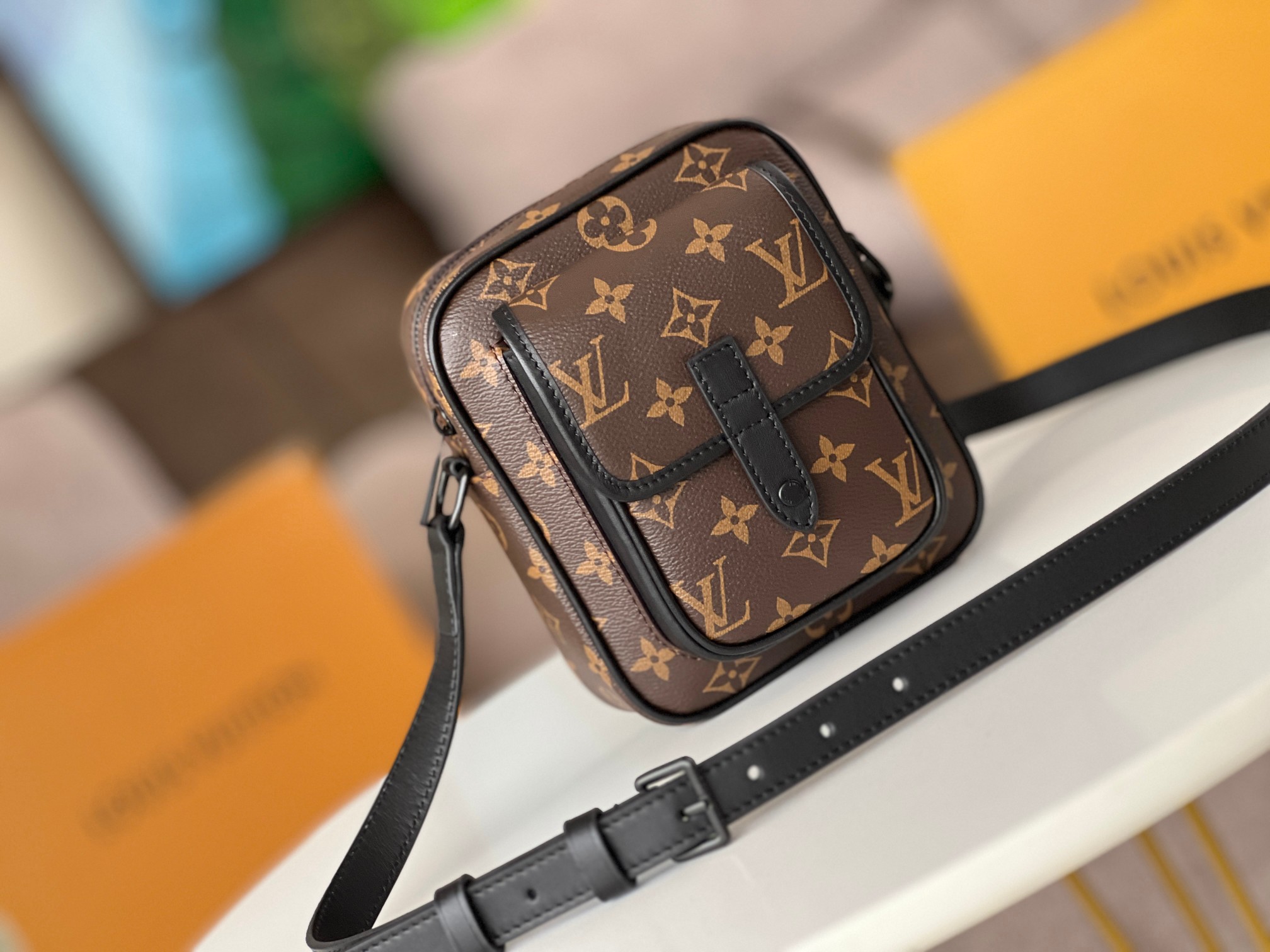 High Quality Luxury Louis Vuitton Christopher Wearable Wallet M69404 product detail