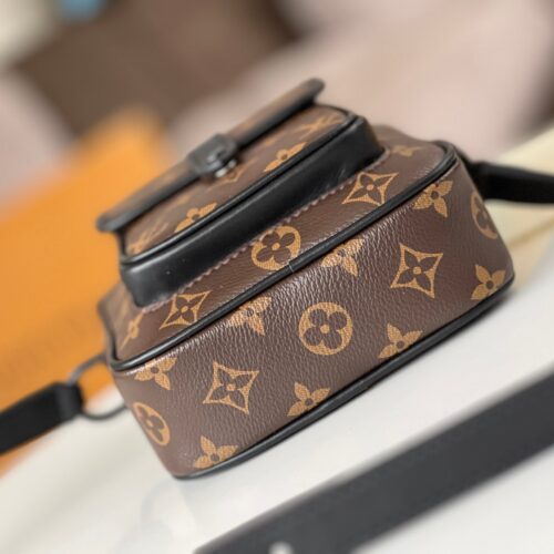 Louis Vuitton Christopher Wearable Wallet M69404 product photo 5
