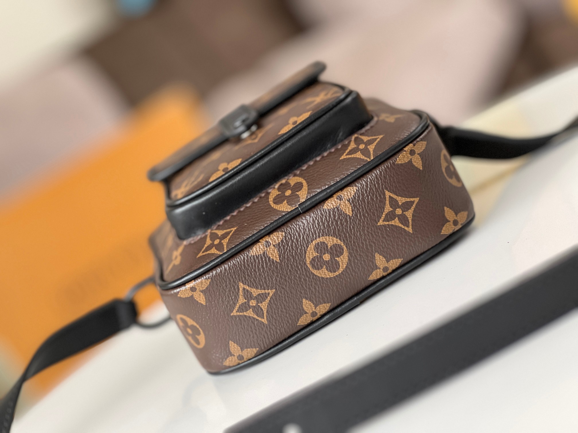 High Quality Luxury Louis Vuitton Christopher Wearable Wallet M69404 product detail