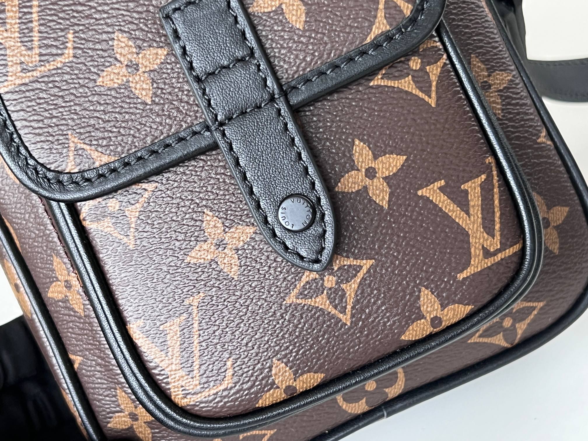 High Quality Luxury Louis Vuitton Christopher Wearable Wallet M69404 product detail