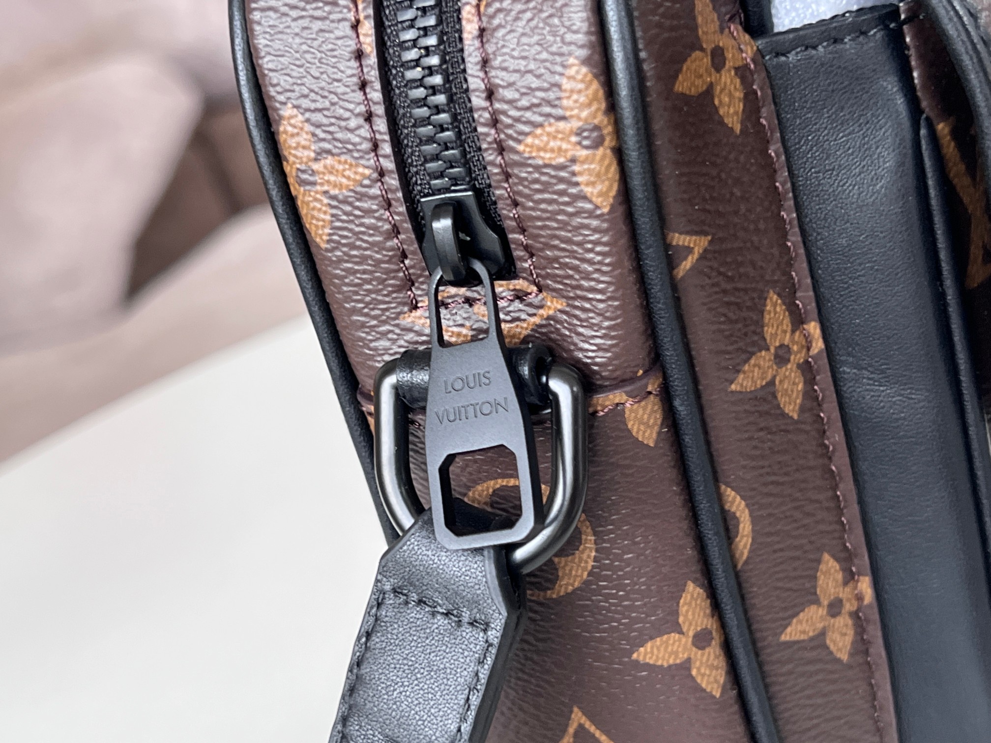 High Quality Luxury Louis Vuitton Christopher Wearable Wallet M69404 product detail