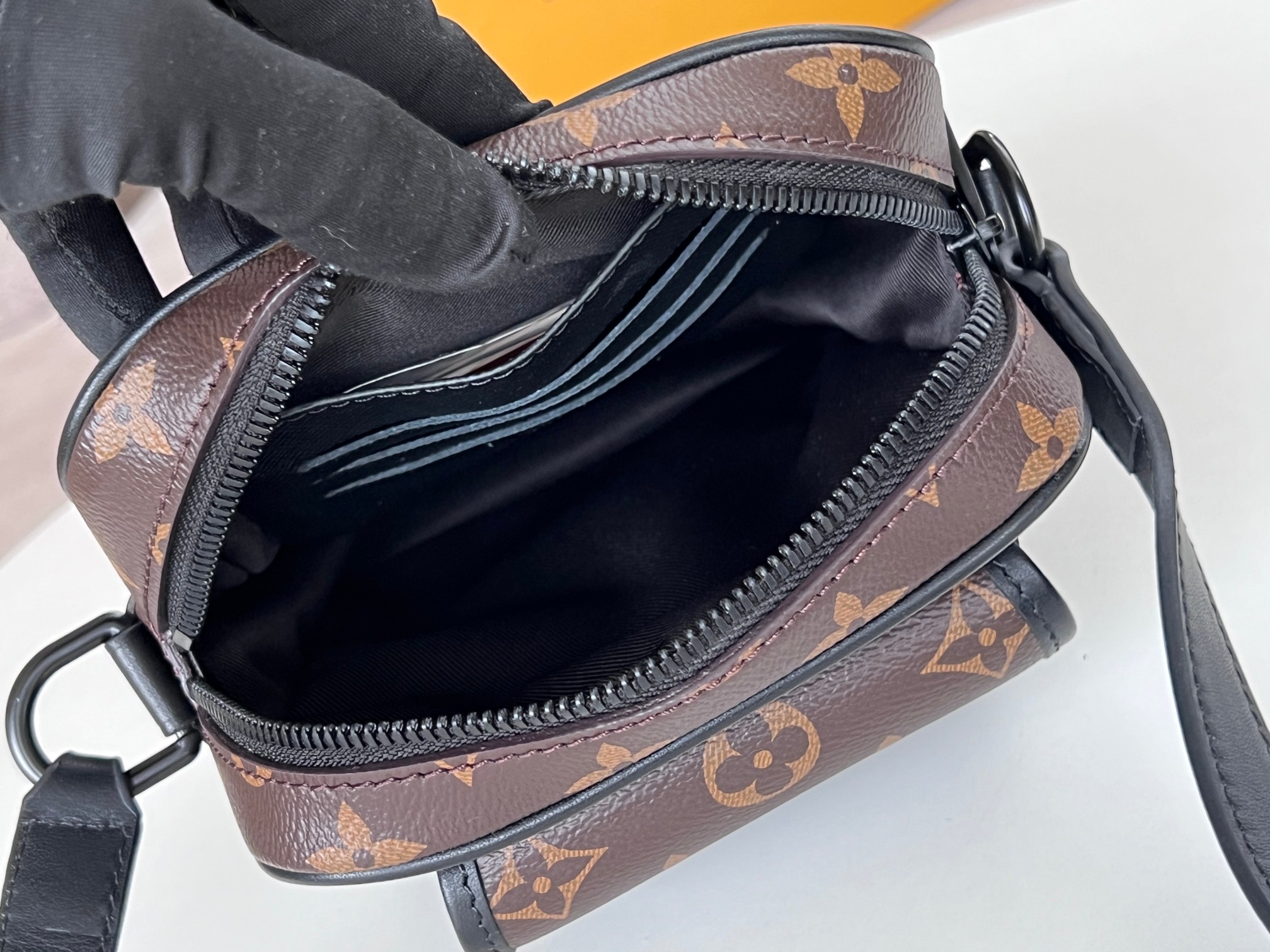 High Quality Luxury Louis Vuitton Christopher Wearable Wallet M69404 product detail