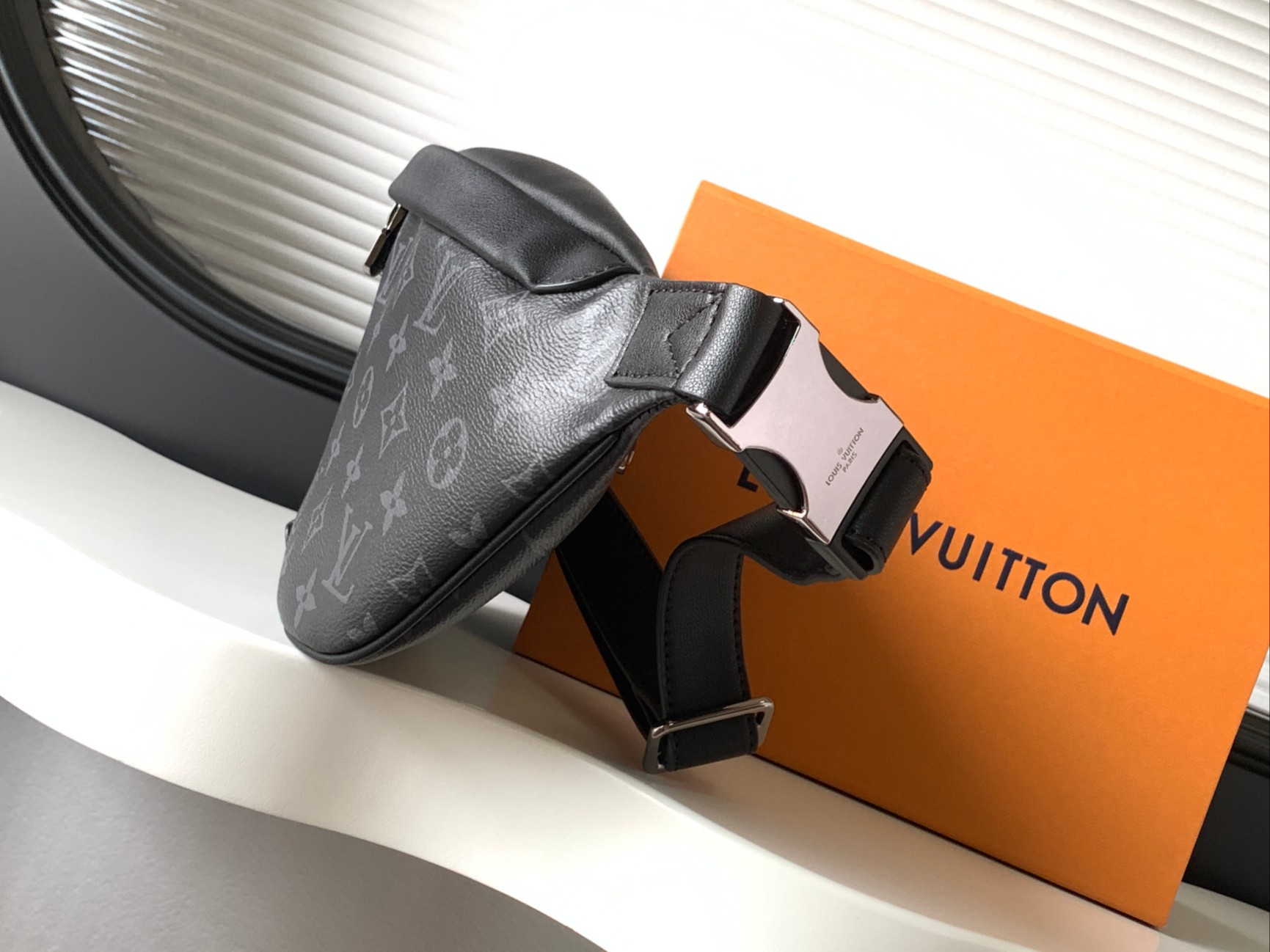 High Quality Luxury Louis Vuitton Discovery Bumbag M44336 product detail