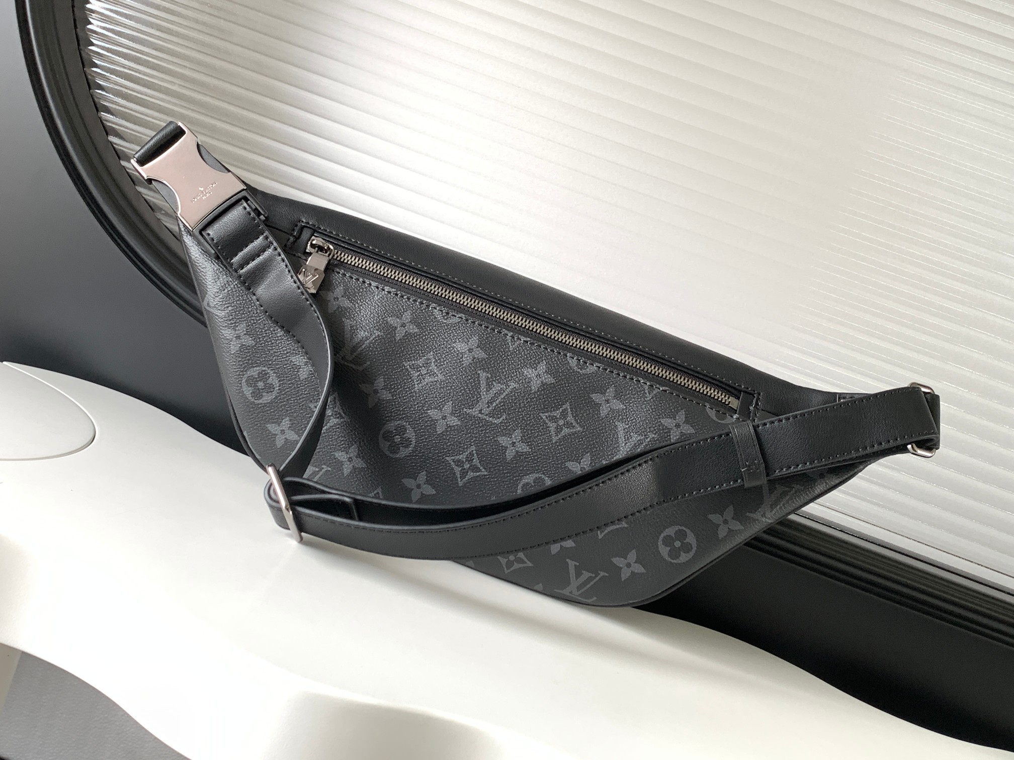 High Quality Luxury Louis Vuitton Discovery Bumbag M44336 product detail
