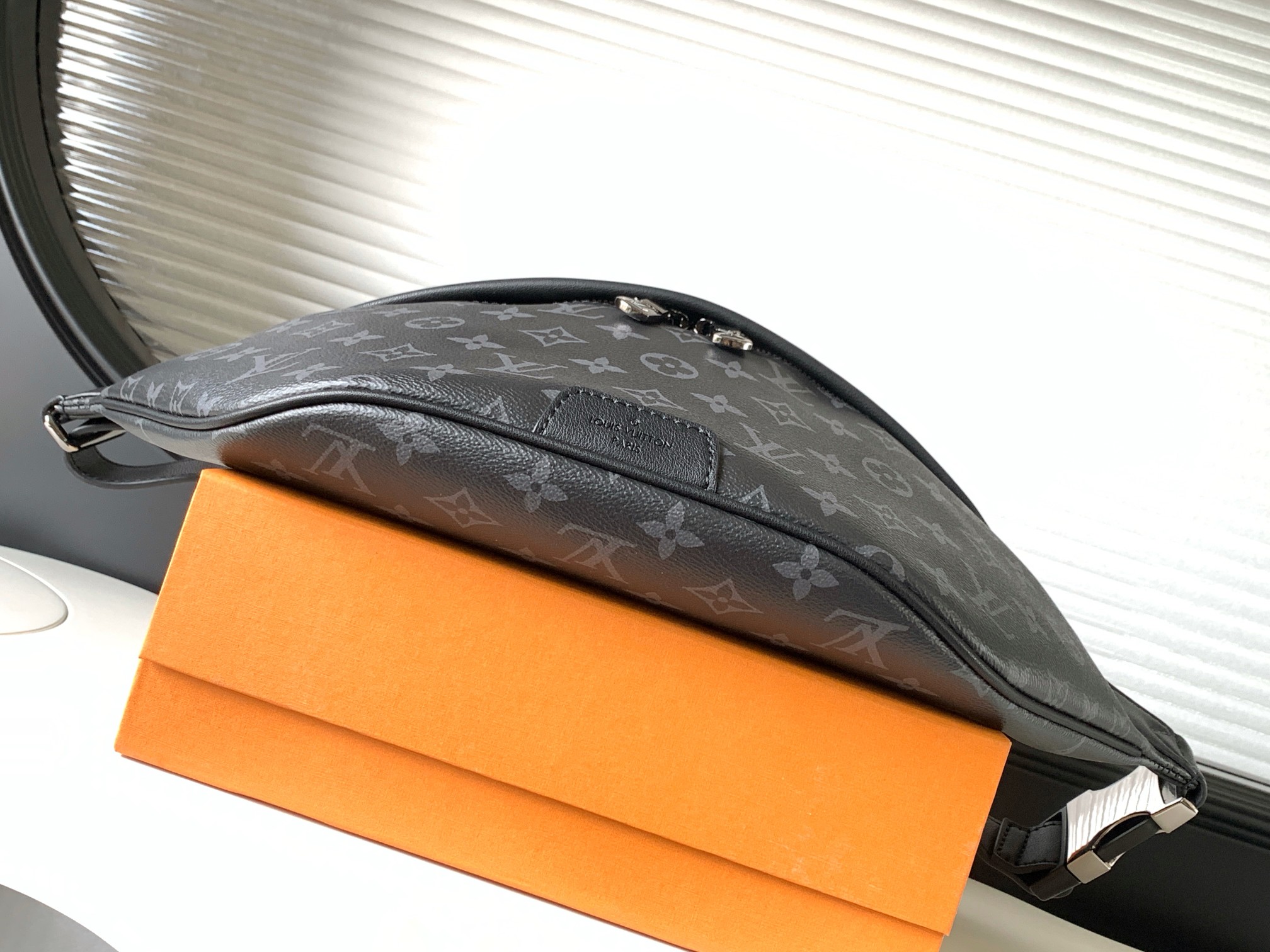 High Quality Luxury Louis Vuitton Discovery Bumbag M44336 product detail