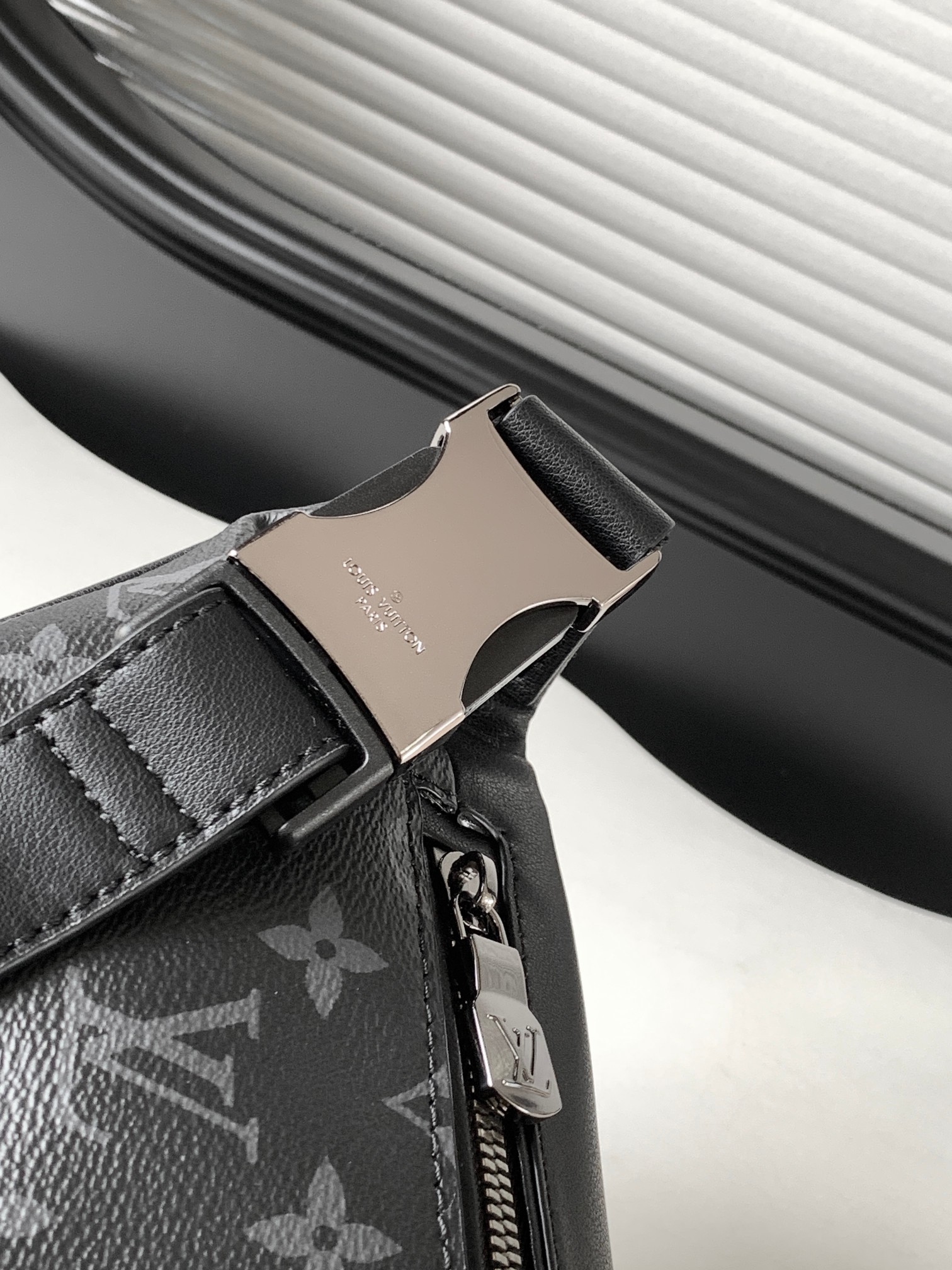 High Quality Luxury Louis Vuitton Discovery Bumbag M44336 product detail