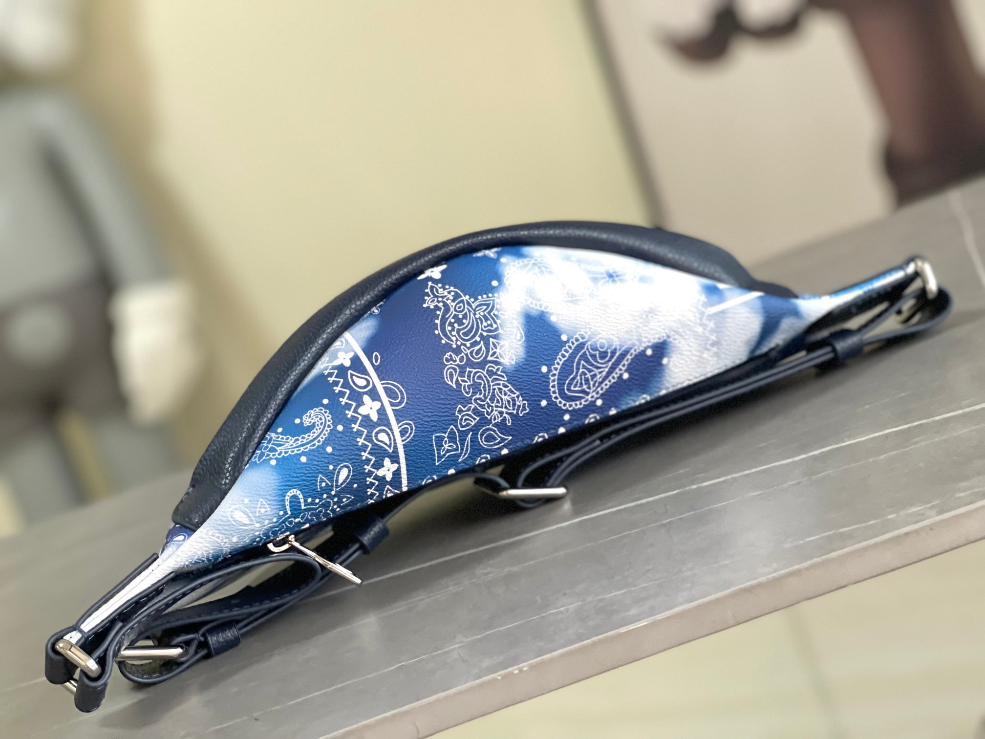 High Quality Luxury Louis Vuitton Discovery Bumbag PM M20587 product detail