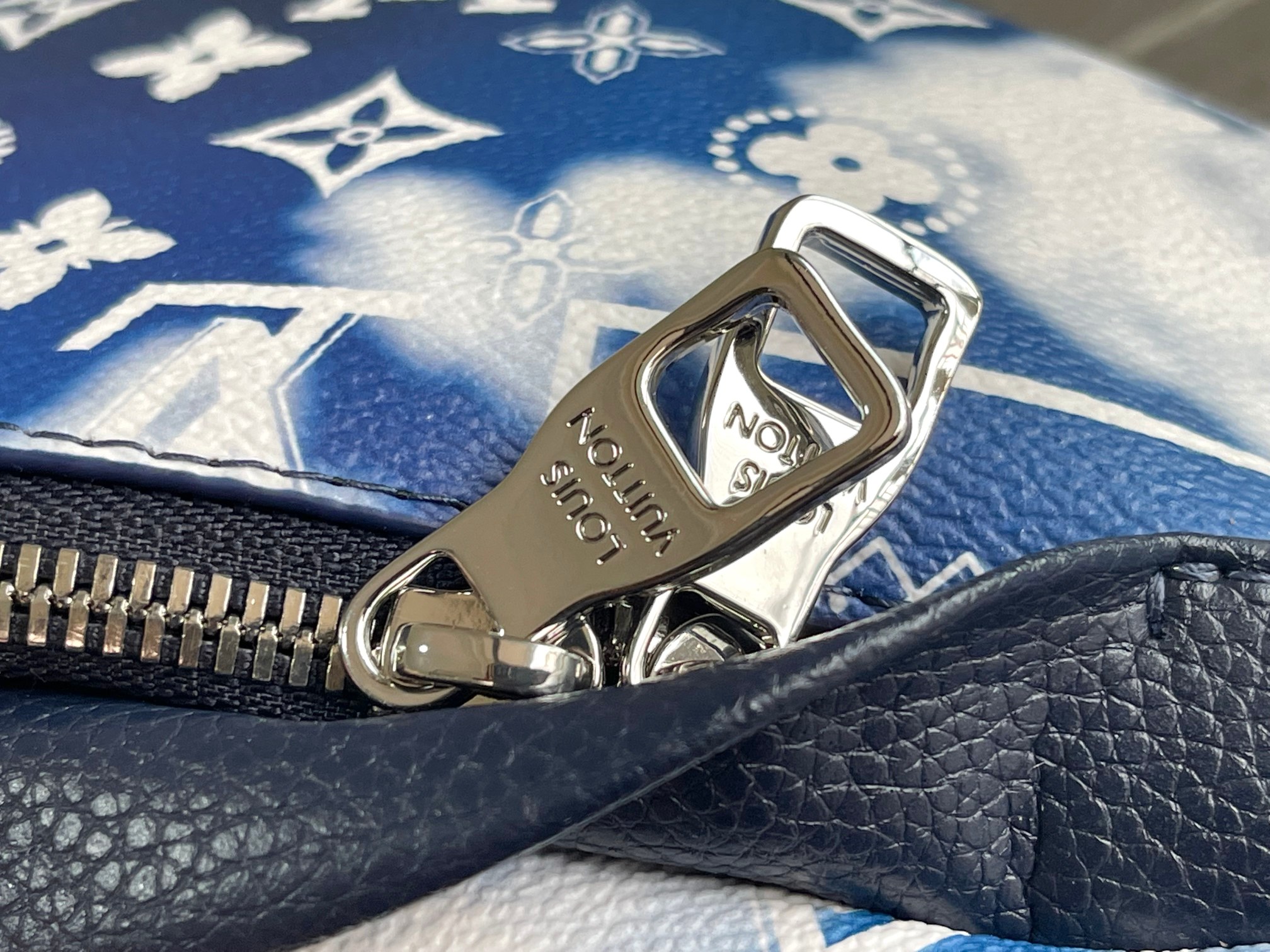 High Quality Luxury Louis Vuitton Discovery Bumbag PM M20587 product detail