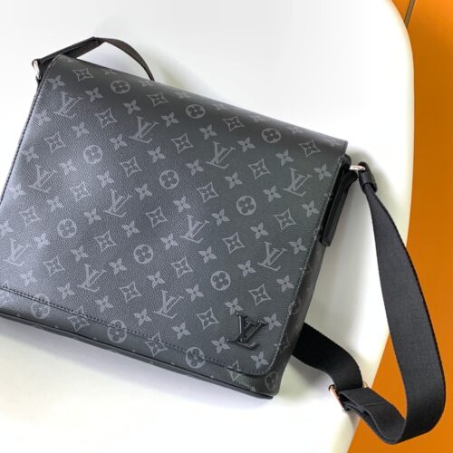 High Quality Luxury Louis Vuitton District PM Messenger Bag M44001