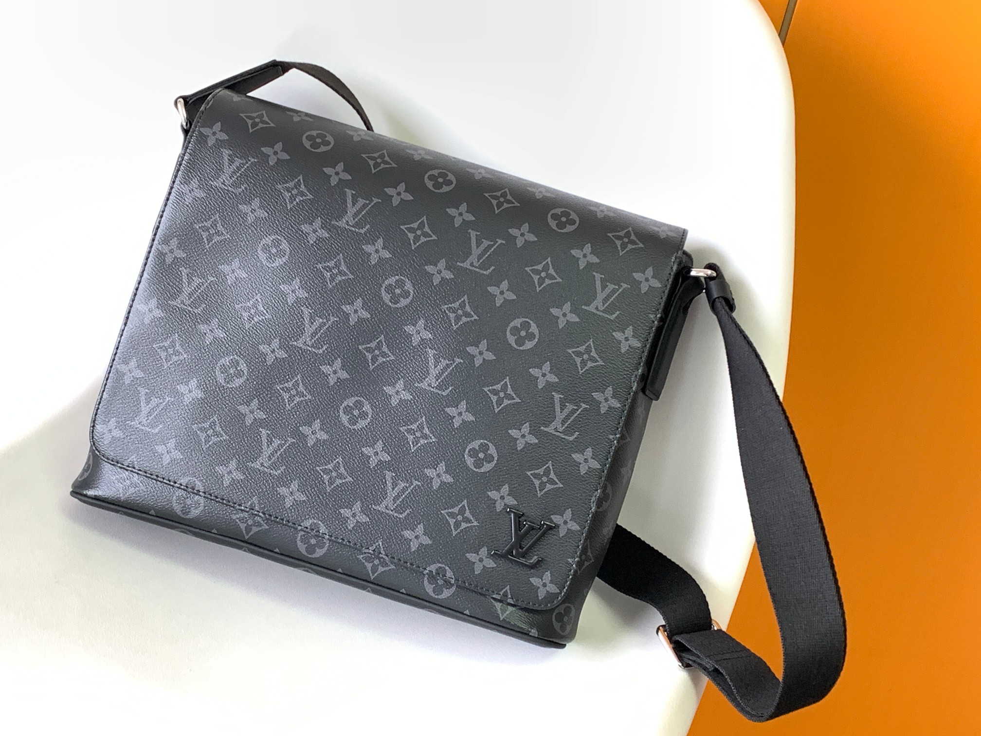 High Quality Luxury Louis Vuitton District PM Messenger Bag M44001