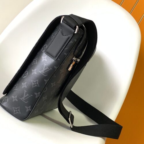 High Quality Luxury Louis Vuitton District PM Messenger Bag M44001 alternate view