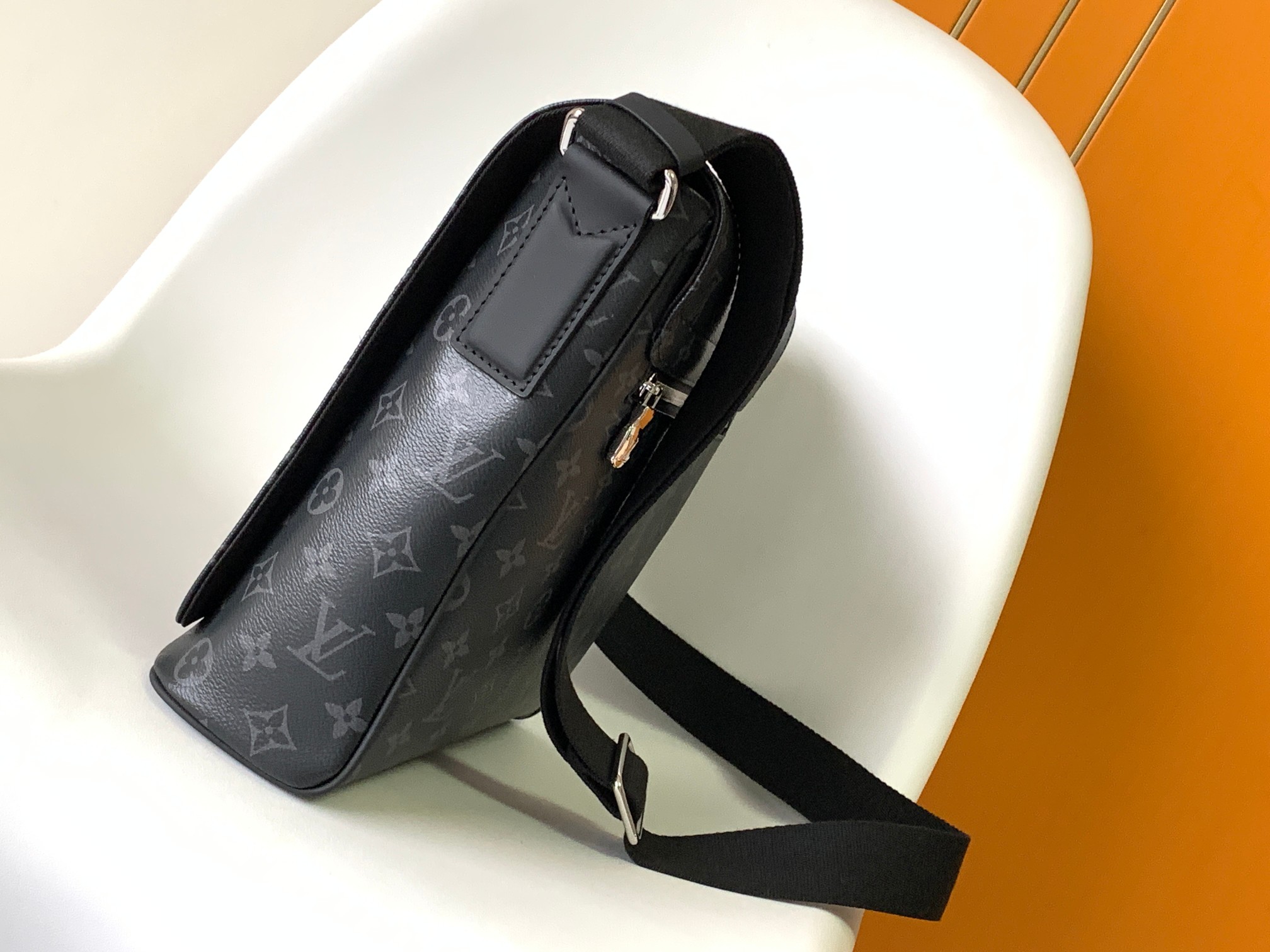 High Quality Luxury Louis Vuitton District PM Messenger Bag M44001 product detail