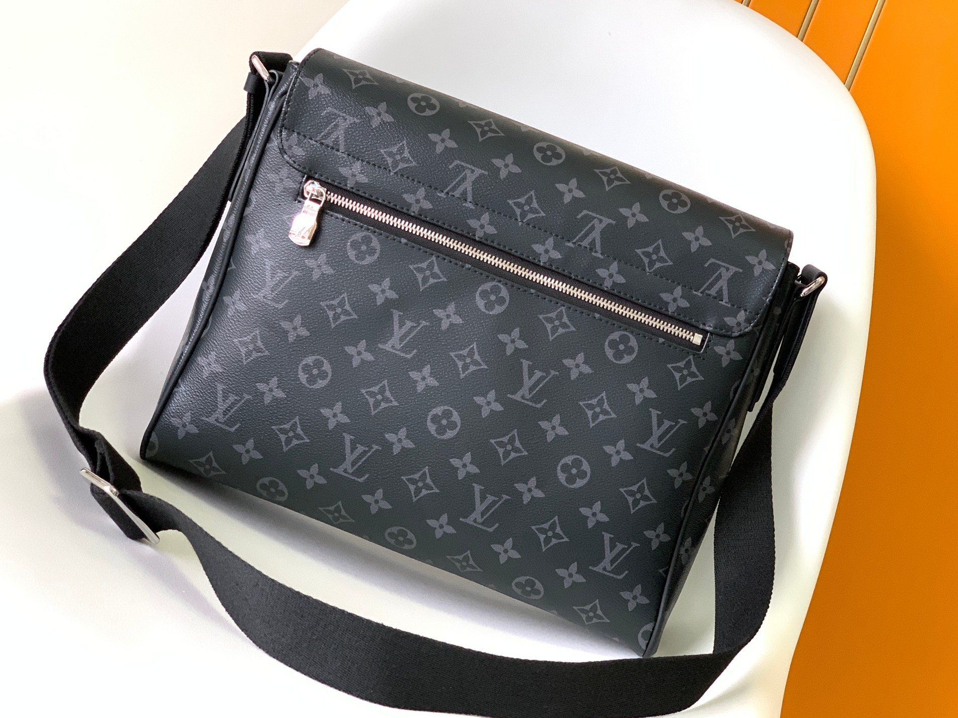 High Quality Luxury Louis Vuitton District PM Messenger Bag M44001 product detail