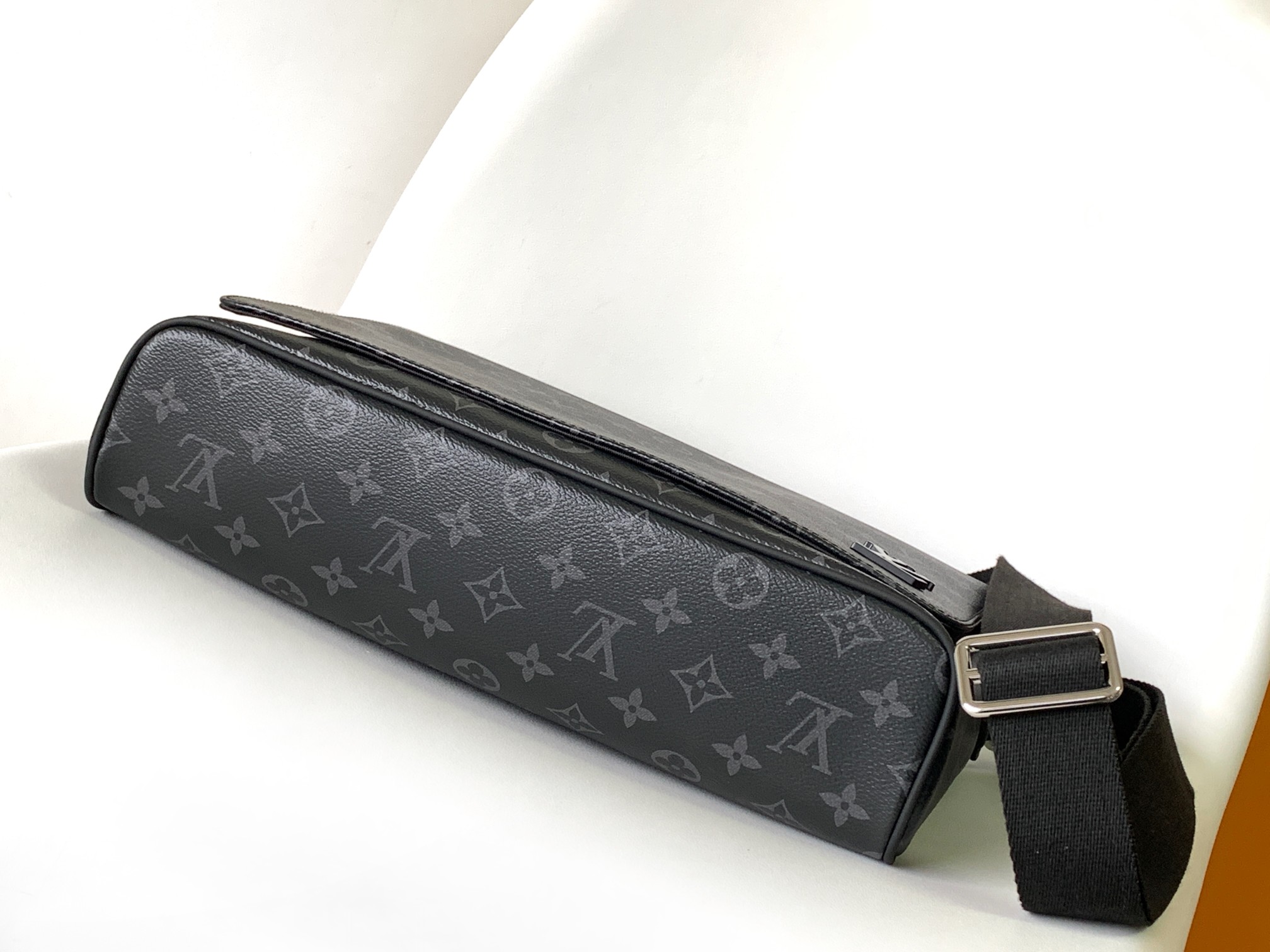 High Quality Luxury Louis Vuitton District PM Messenger Bag M44001 product detail