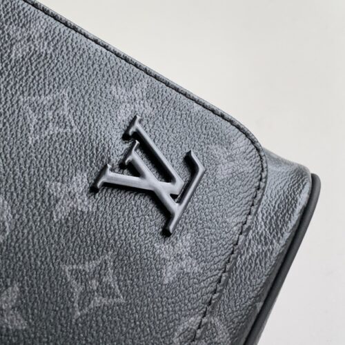 High Quality Luxury Louis Vuitton District PM Messenger Bag M44001 product detail