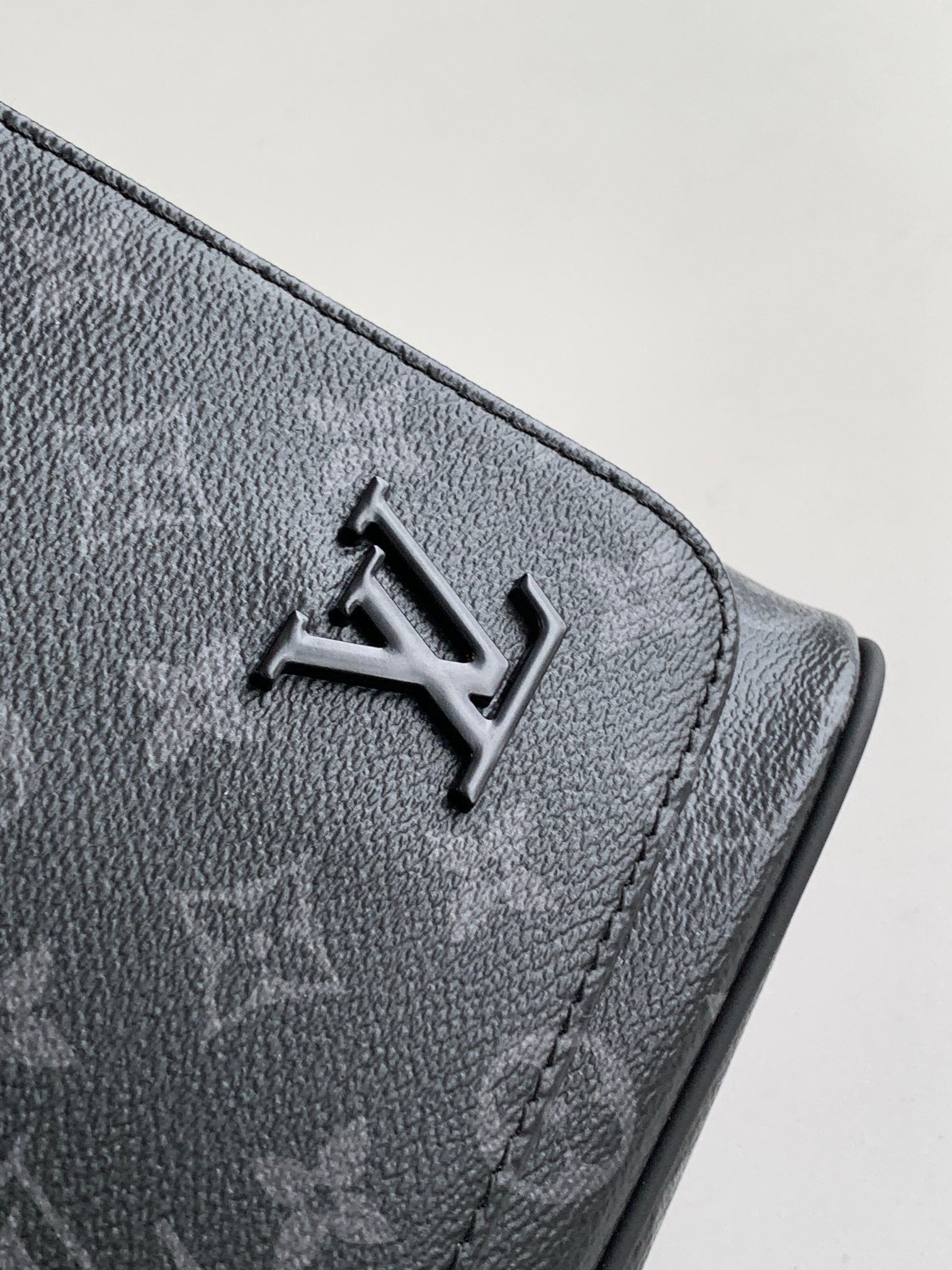 High Quality Luxury Louis Vuitton District PM Messenger Bag M44001 product detail