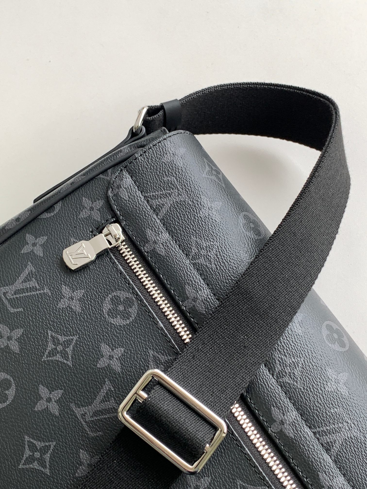 High Quality Luxury Louis Vuitton District PM Messenger Bag M44001 product detail