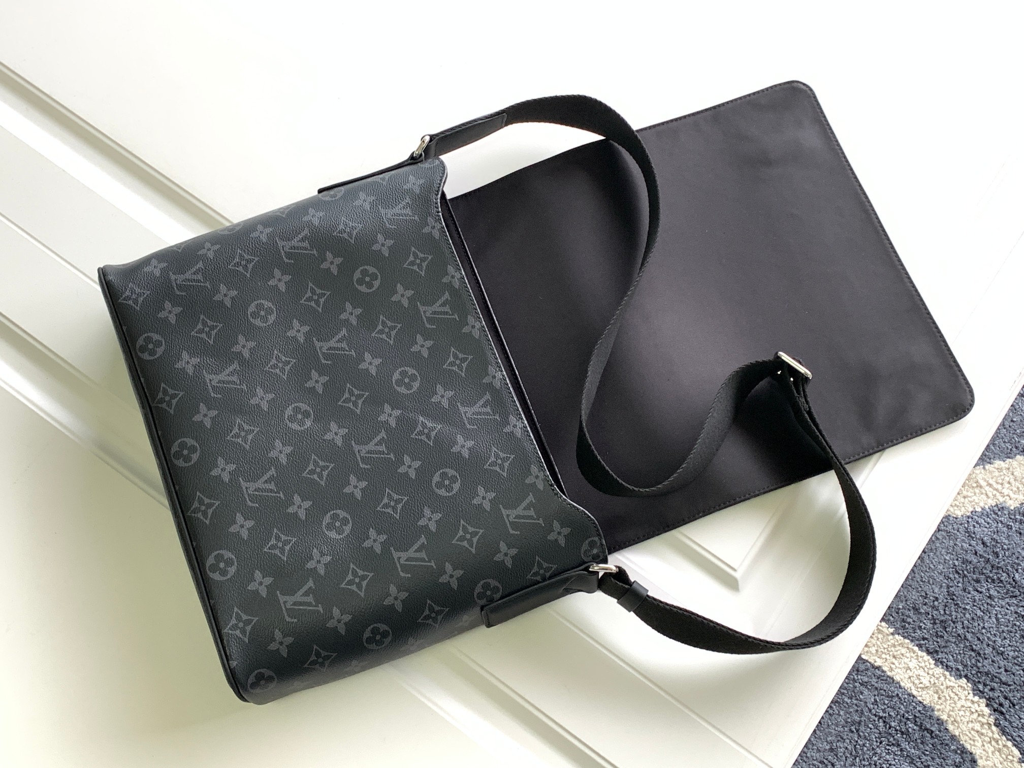 High Quality Luxury Louis Vuitton District PM Messenger Bag M44001 product detail