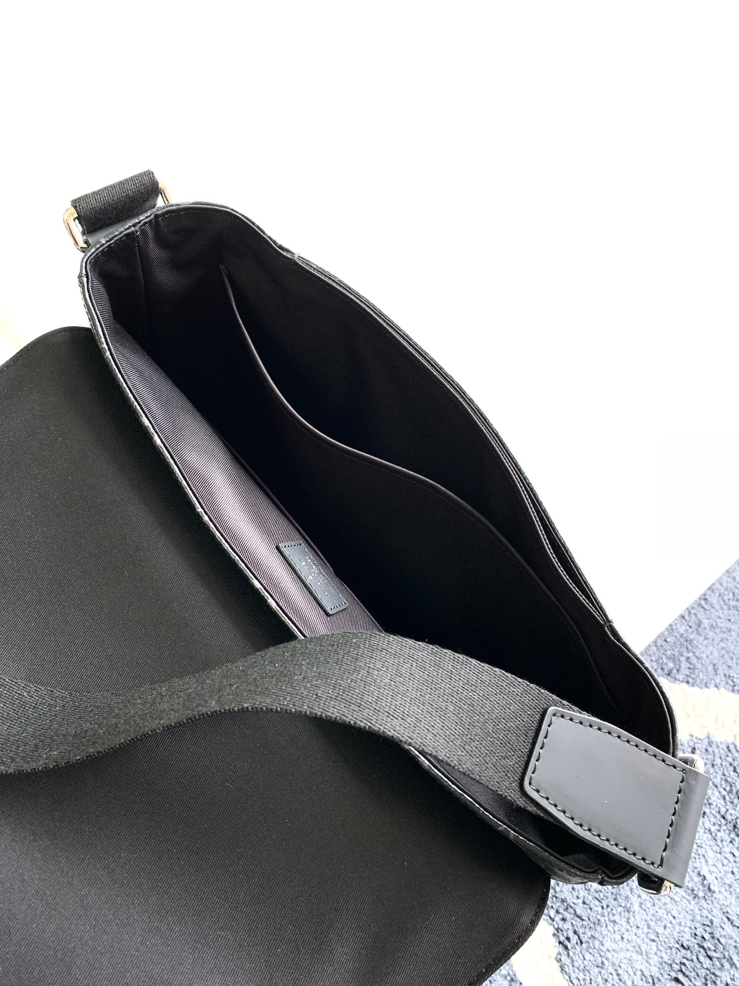 High Quality Luxury Louis Vuitton District PM Messenger Bag M44001 product detail