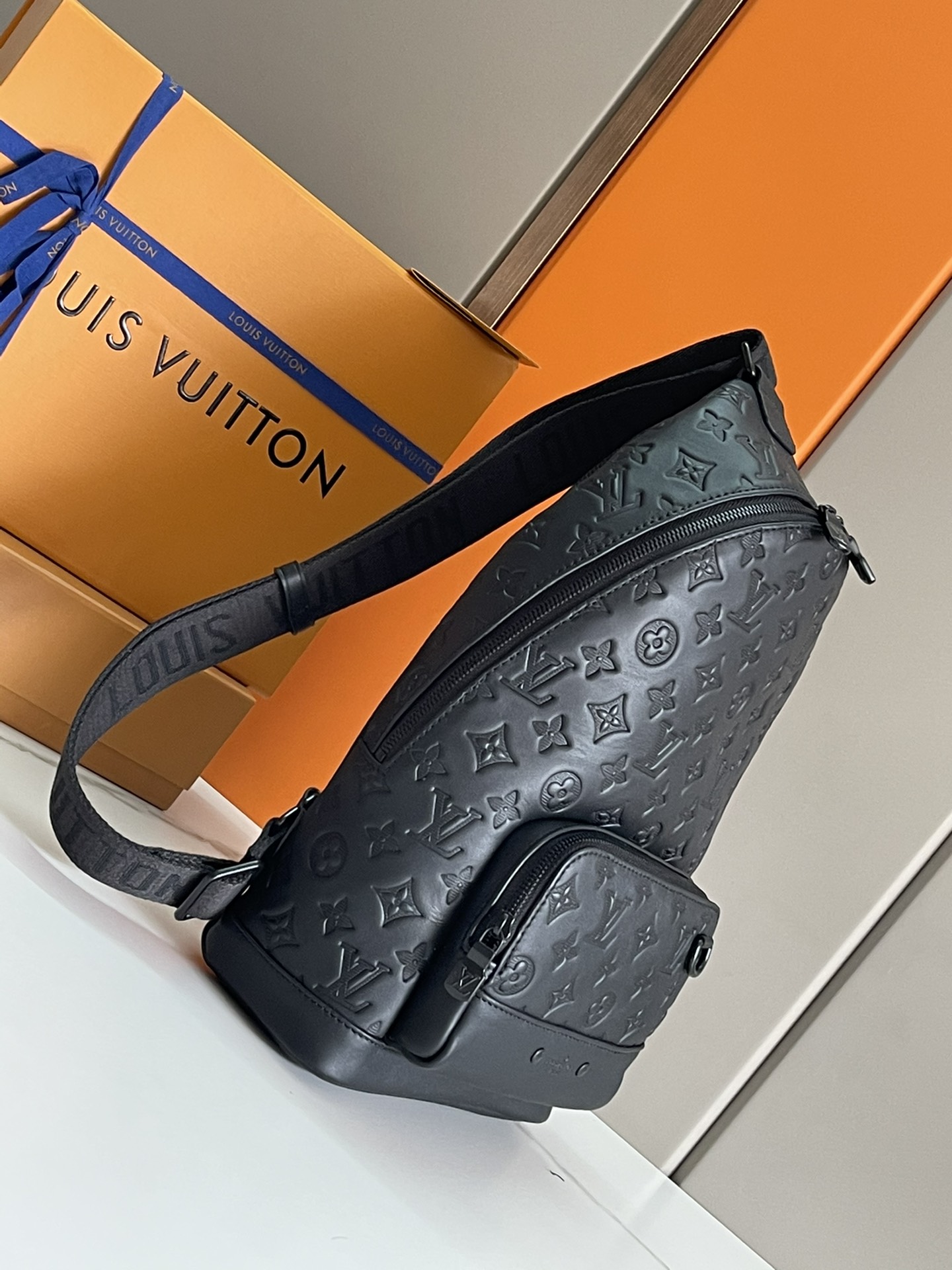 High Quality Luxury Louis Vuitton Monogram Shadow Racer Slingbag M46107 product detail