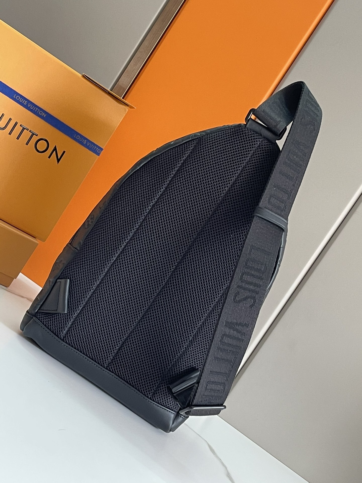 High Quality Luxury Louis Vuitton Monogram Shadow Racer Slingbag M46107 product detail