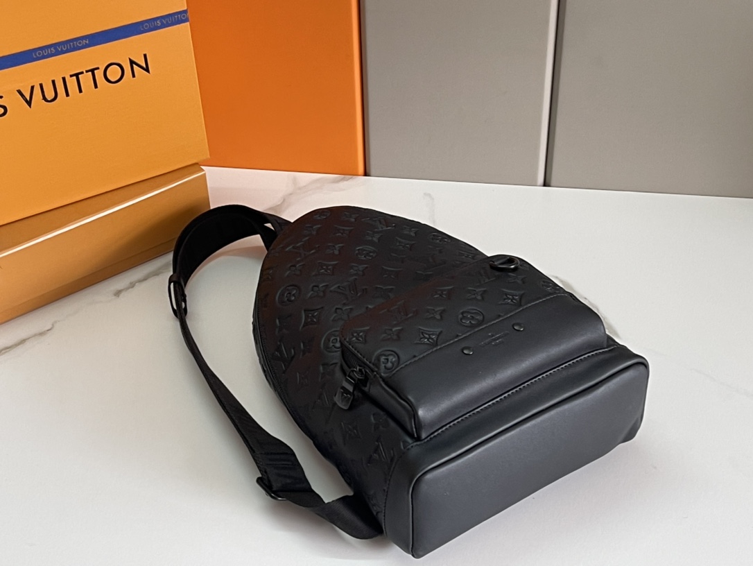High Quality Luxury Louis Vuitton Monogram Shadow Racer Slingbag M46107 product detail