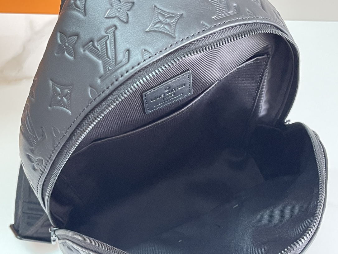 High Quality Luxury Louis Vuitton Monogram Shadow Racer Slingbag M46107 product detail