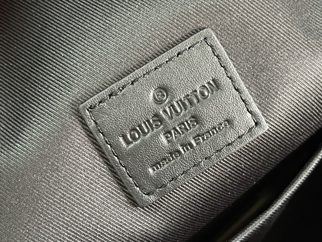 High Quality Luxury Louis Vuitton Monogram Shadow Racer Slingbag M46107 product detail