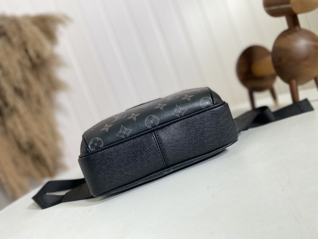 High Quality Luxury Louis Vuitton Outdoor Bumbag M30245 product detail