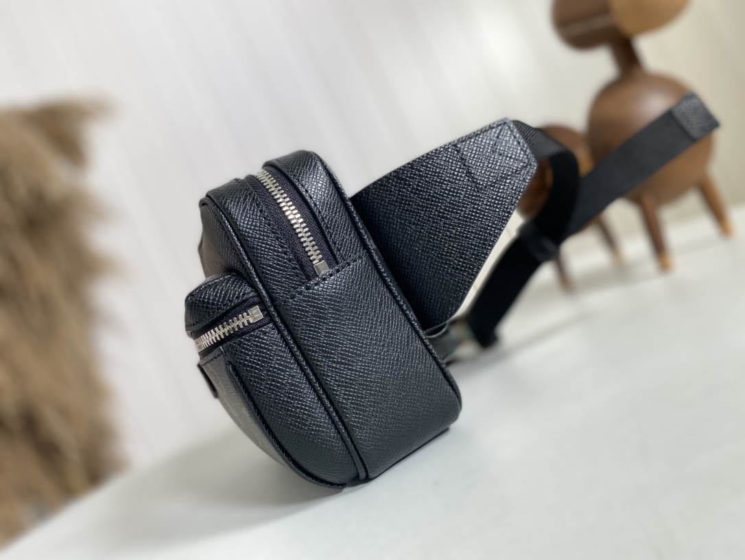 High Quality Luxury Louis Vuitton Outdoor Bumbag M30245 product detail