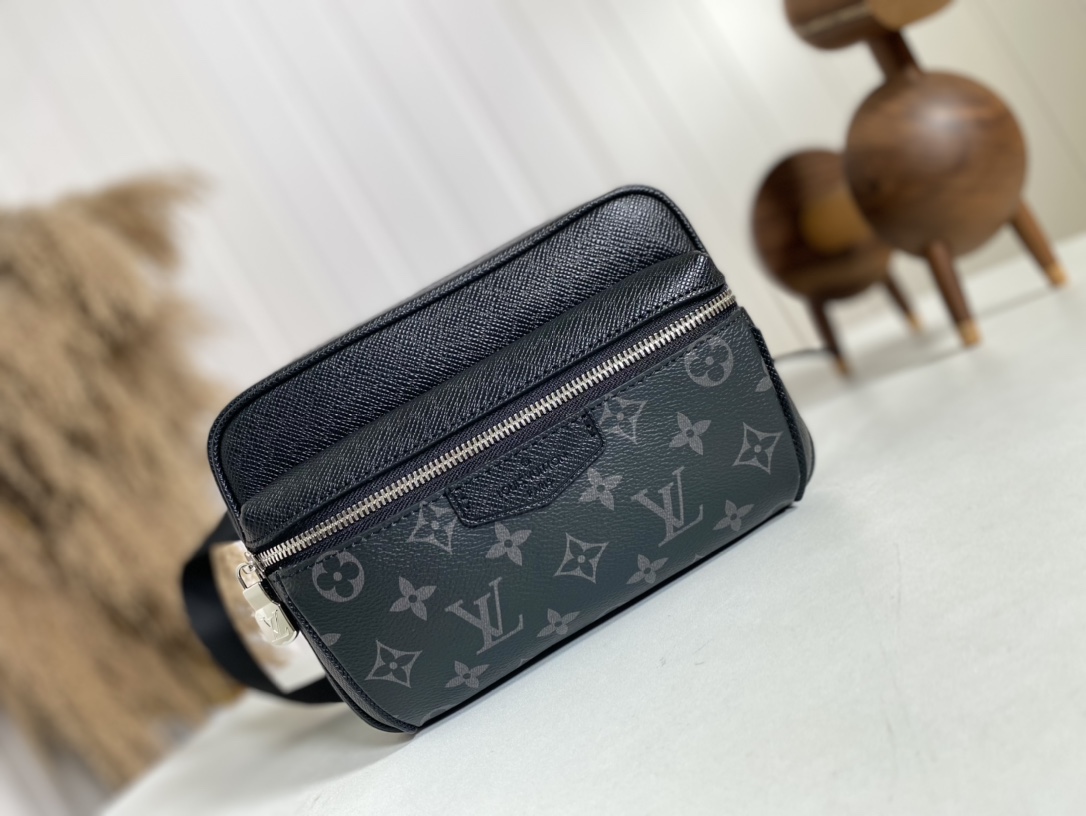 High Quality Luxury Louis Vuitton Outdoor Bumbag M30245 product detail