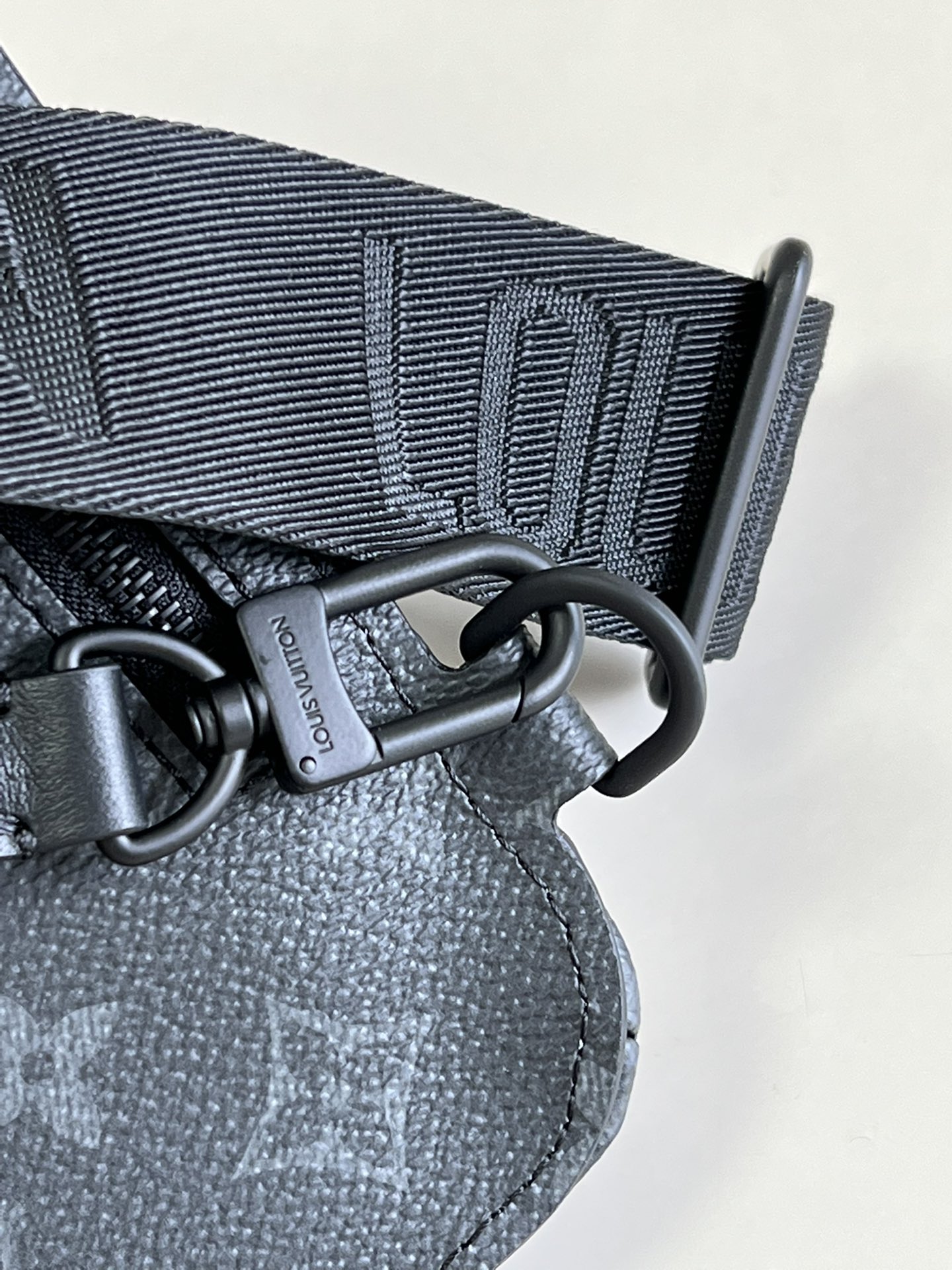High Quality Luxury Louis Vuitton Saumur Slingbag M45912 product detail