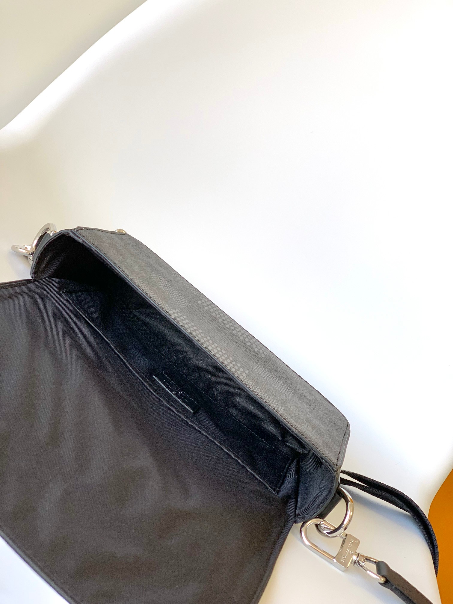 High Quality Luxury Louis Vuitton Studio Messenger N50013 product detail