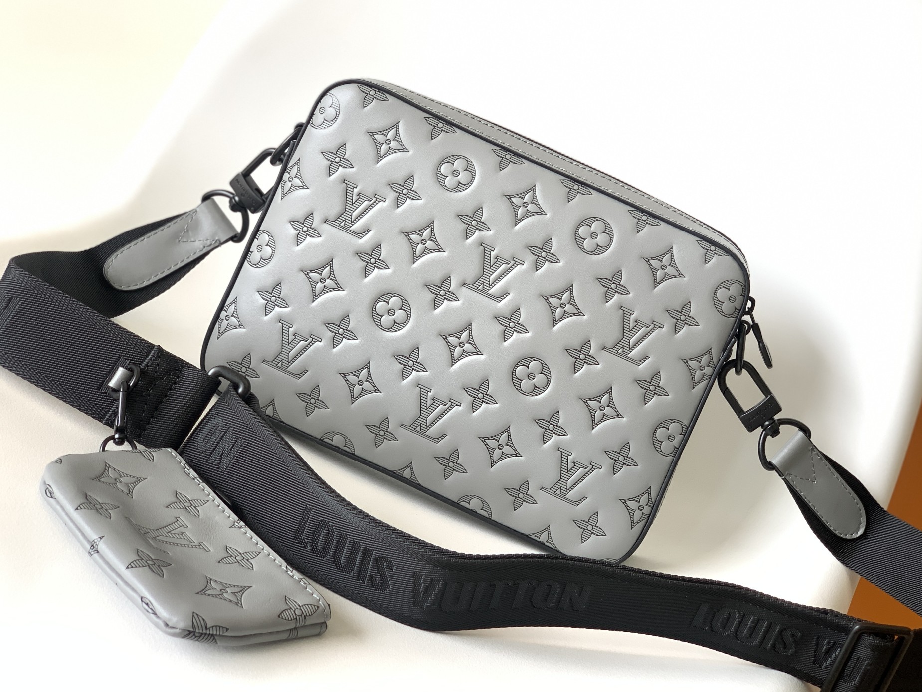High Quality Luxury Louis Vuitton Trio Messenger Embossed M46104 product detail