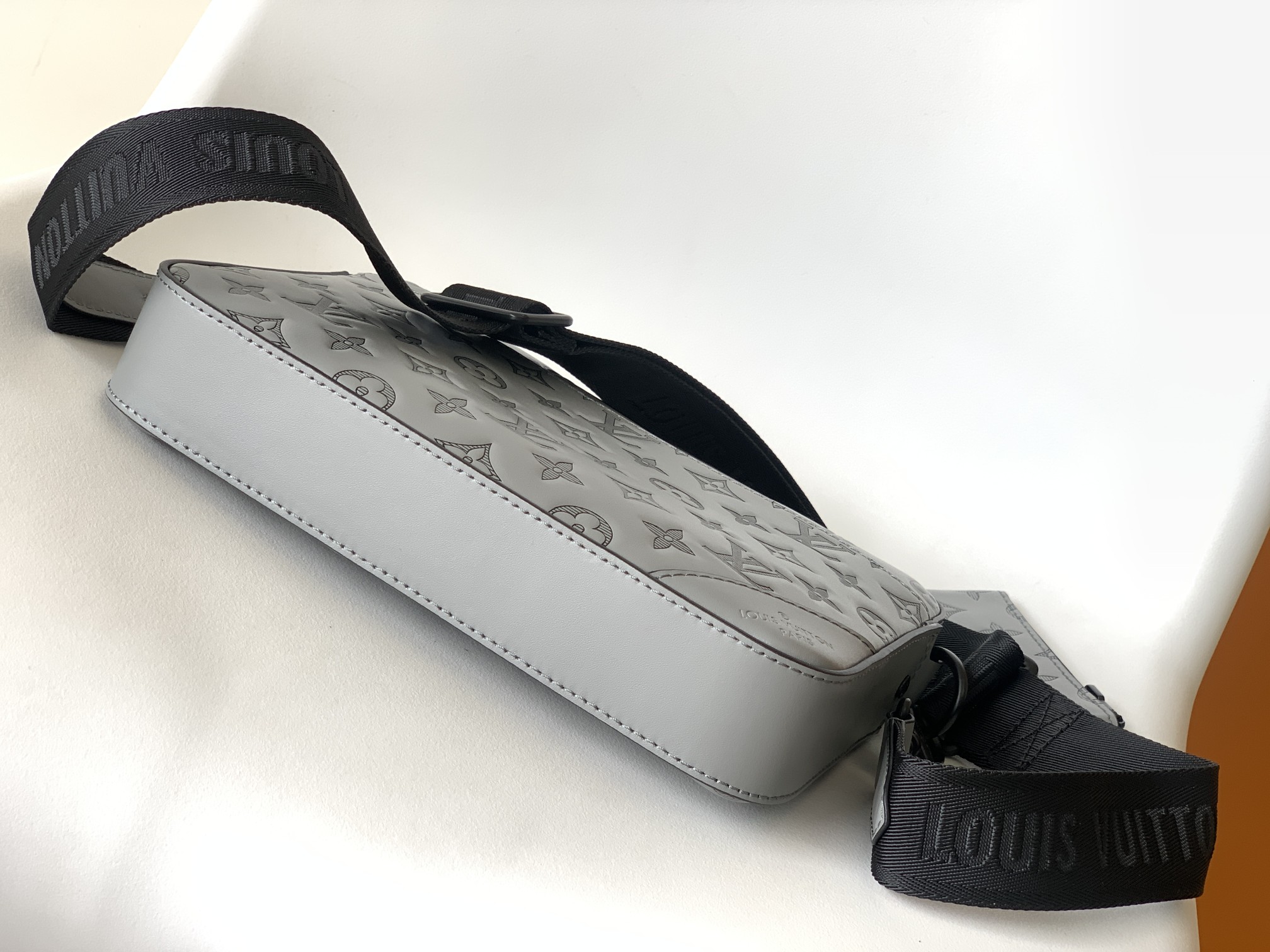 High Quality Luxury Louis Vuitton Trio Messenger Embossed M46104 product detail