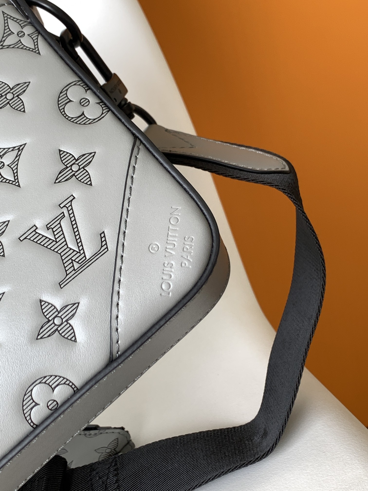 High Quality Luxury Louis Vuitton Trio Messenger Embossed M46104 product detail